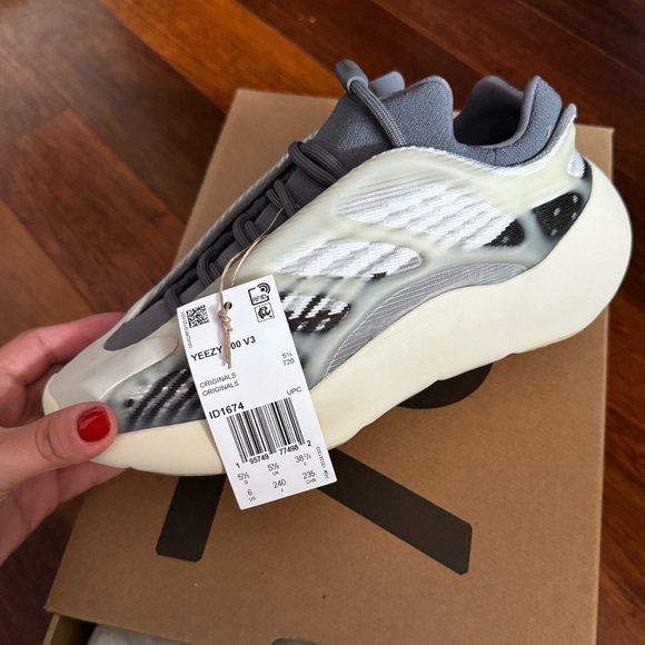Yeezy 700 V3 Sneakers - Picture 8 of 8